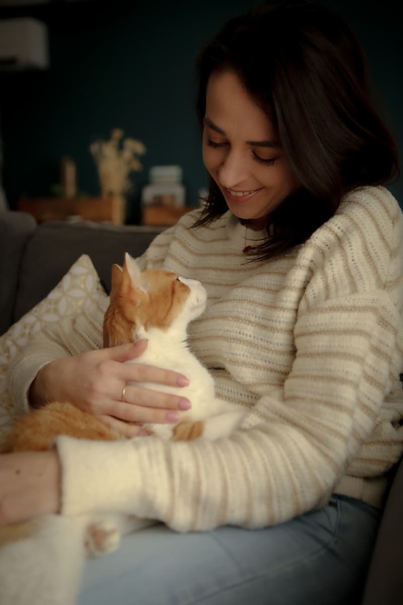 Formatrice en comportement félin de 100% EFC avec un chat dans les bras