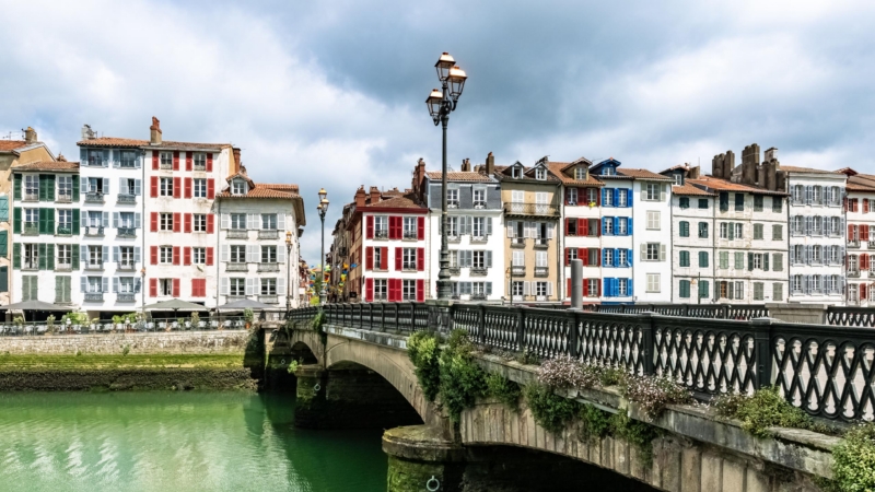 Promenade des bords de Nive à Bayonne, spot urbain pour éduquer son chien au Pays basque