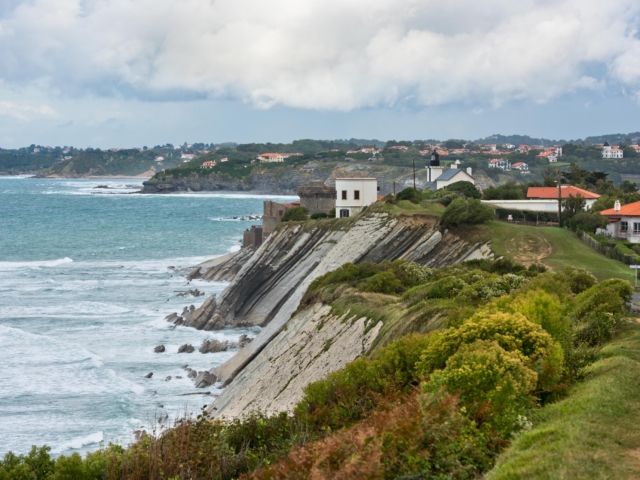 Sentier du littoral basque en bord de falaise, idéal pour la marche en longe avec son chien