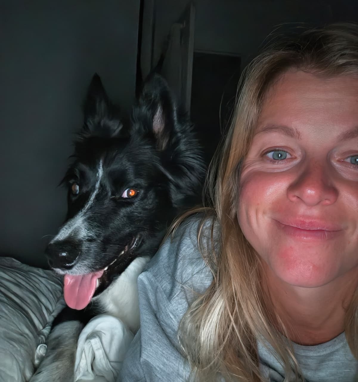 Lucille, pet-sitter, en selfie avec un border collie gardé