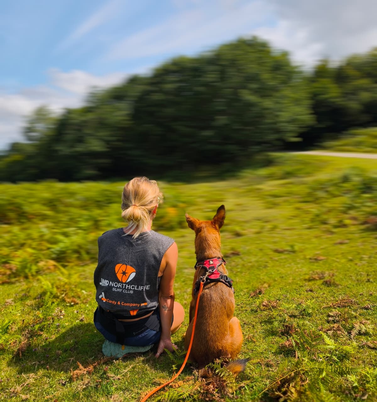 Lucille en reconversion pet-sitter, de dos avec un chien en pleine nature dans les Landes