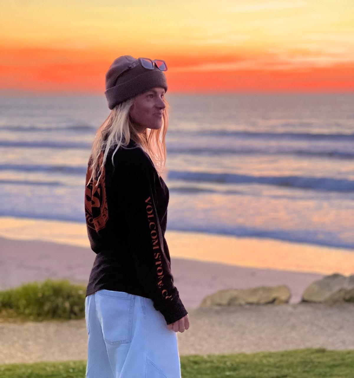 Lucille, reconversion vers le pet-sitting, face à l'océan au coucher du soleil