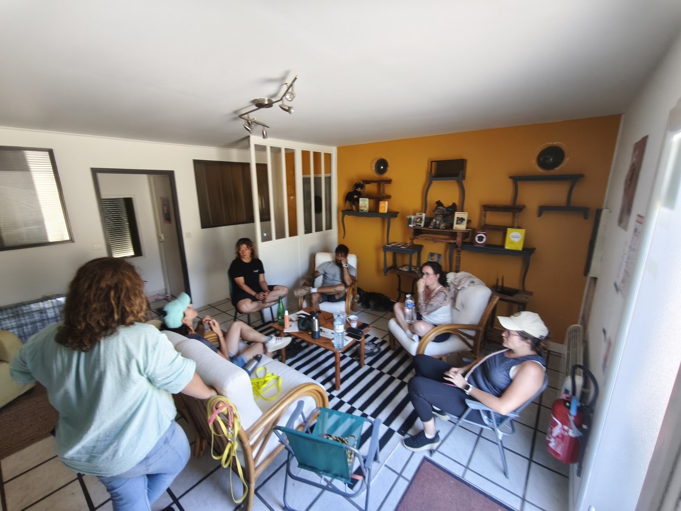 Groupe de stagiaires pendant la partie théorique du stage BAT, longes posées au premier plan